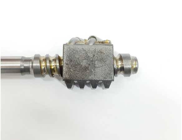 Vairo kolonėlės sliekas su ašimi