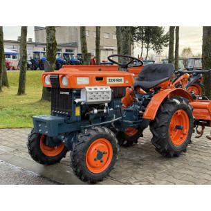 Kubota B5000 su žemės dirbimo freza