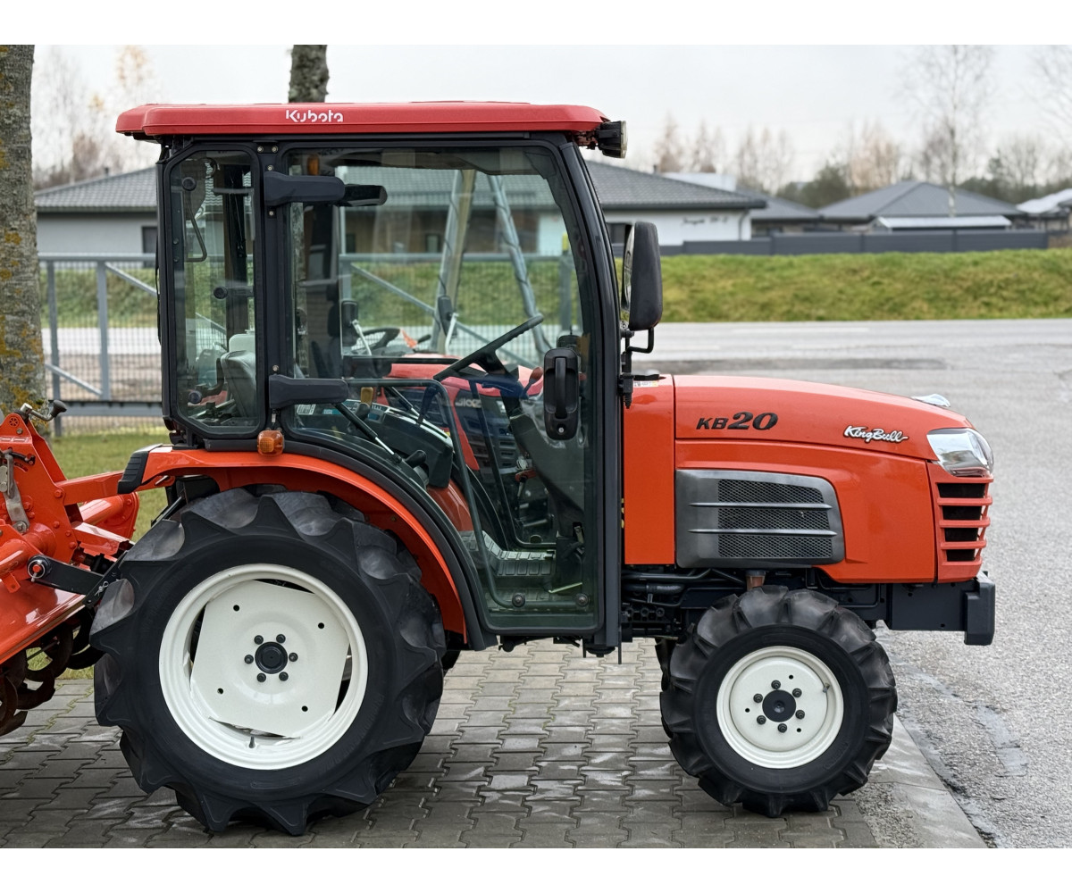 Kubota KB-20 su žemės dirbimo freza