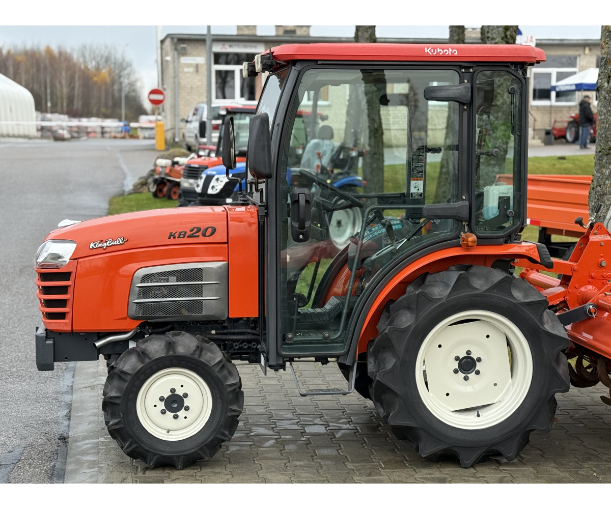 Kubota KB-20 su žemės dirbimo freza