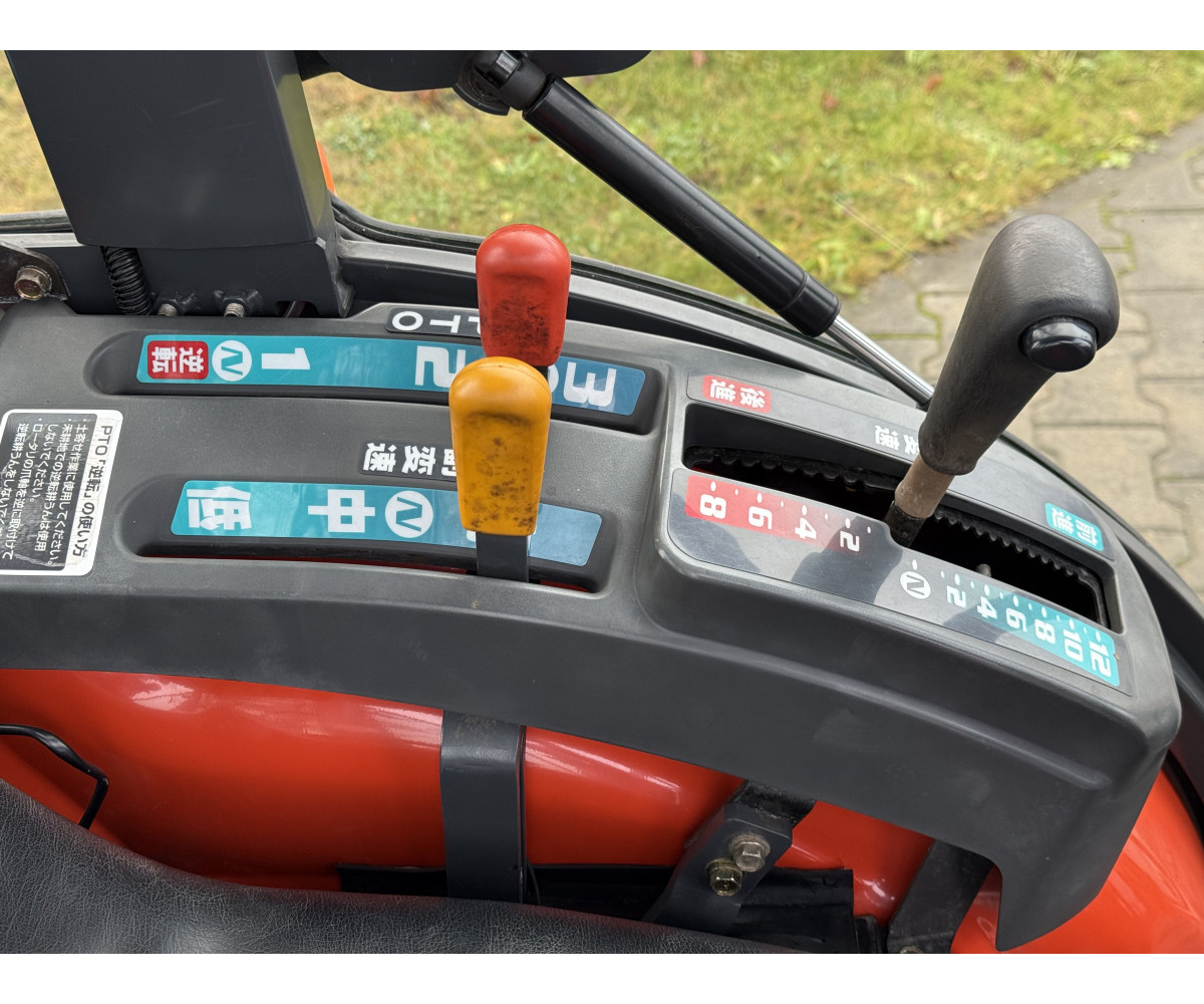 Kubota KB-20 su žemės dirbimo freza