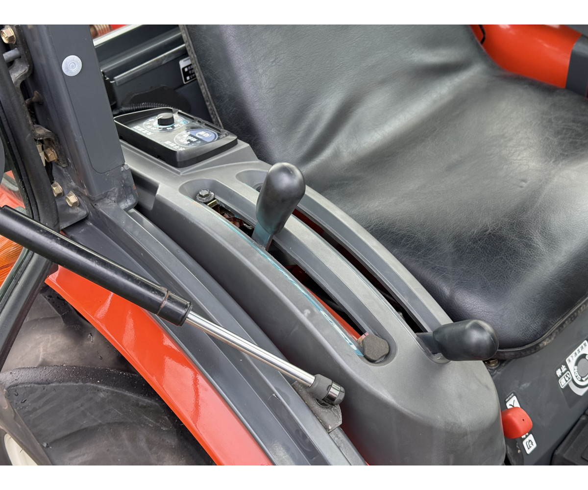 Kubota KB-20 su žemės dirbimo freza