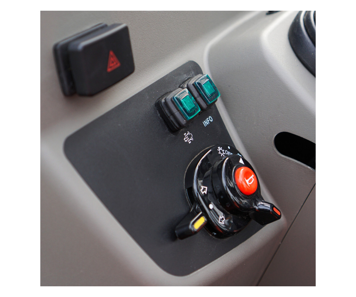 Hinomoto HM475 su frontaliniu krautuvu