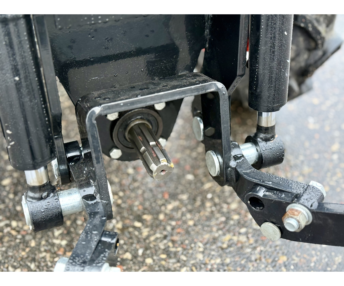 Hinomoto HM-3030 su priekine 3-jų taškų pakaba