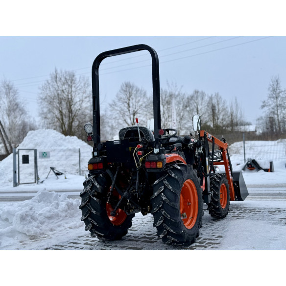 Hinomoto HM3030 su frontaliniu krautuvu