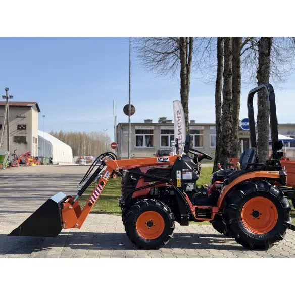 Hinomoto HM3025 su frontaliniu krautuvu