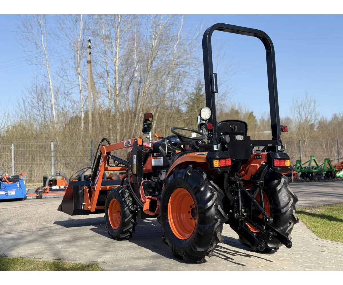 Hinomoto HM3025 su frontaliniu krautuvu