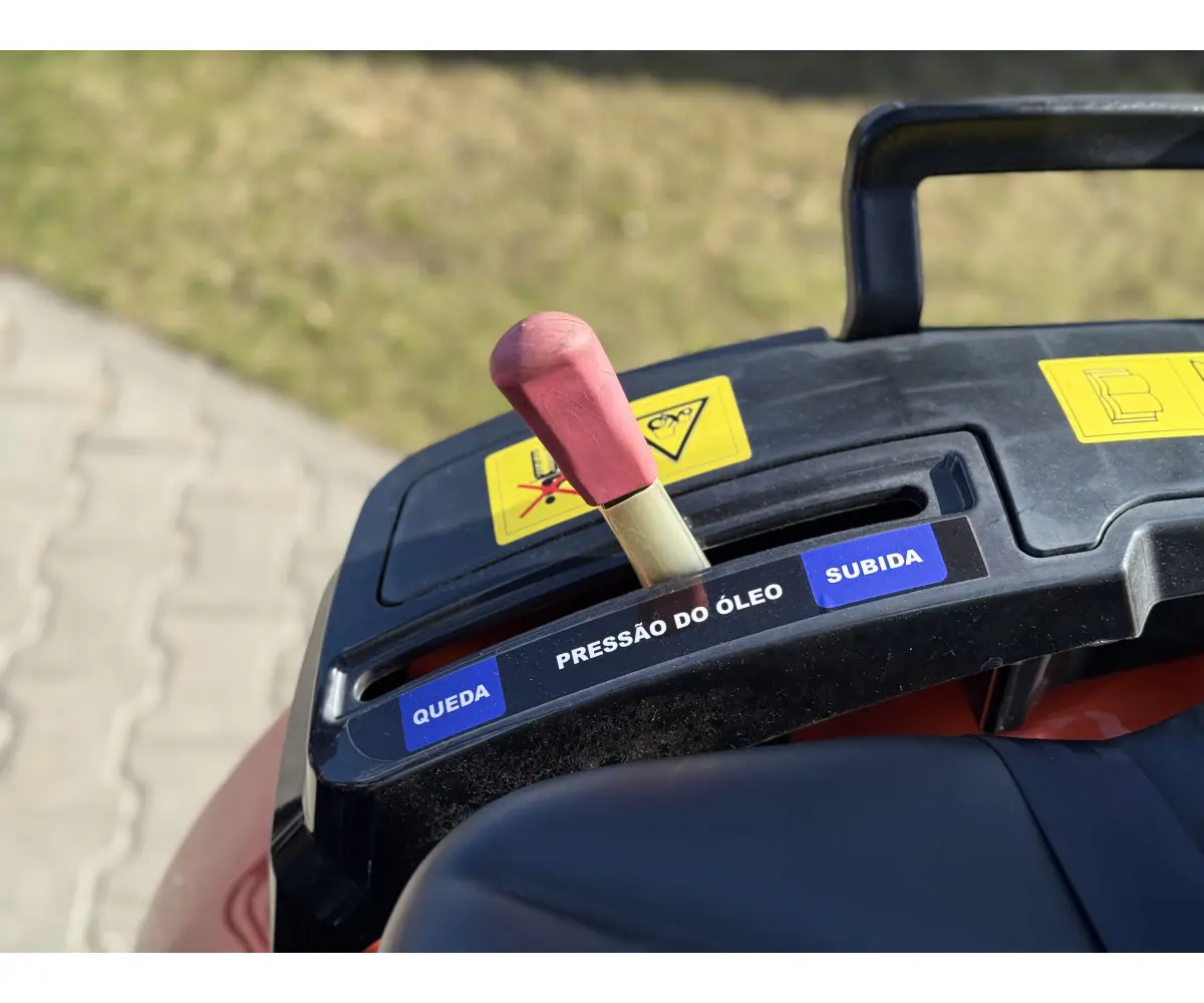 Hinomoto HM3025 su frontaliniu krautuvu