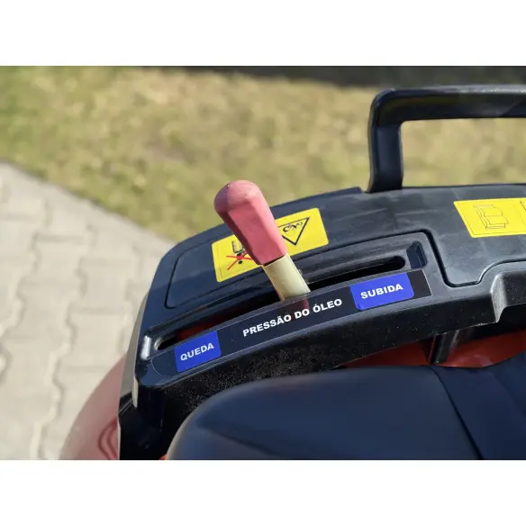 Hinomoto HM3025 su frontaliniu krautuvu