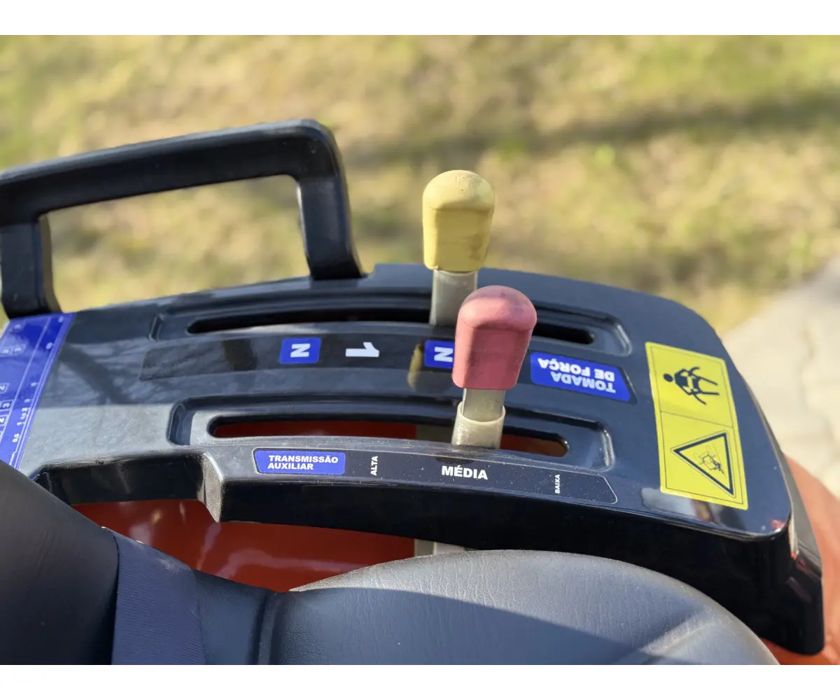 Hinomoto HM3025 su frontaliniu krautuvu