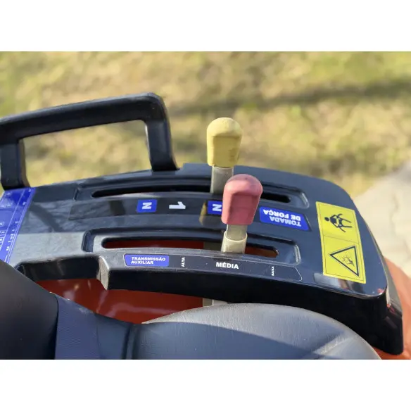 Hinomoto HM3025 su frontaliniu krautuvu