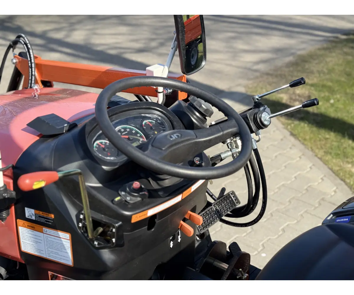 Hinomoto HM3025 su frontaliniu krautuvu