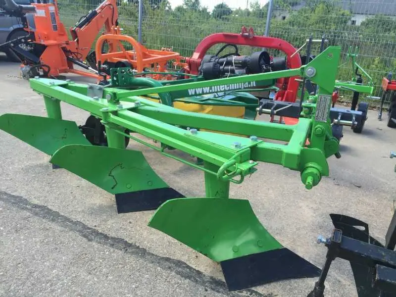 3-jų korpusų plūgas