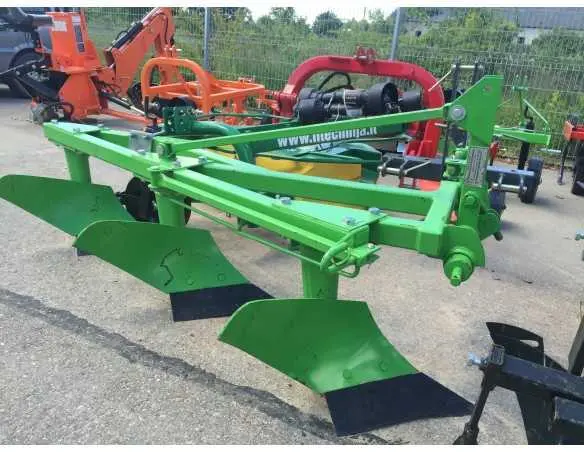 3-jų korpusų plūgas