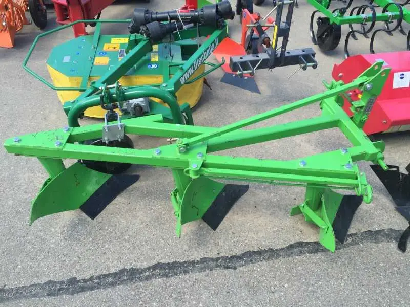 3-jų korpusų plūgas