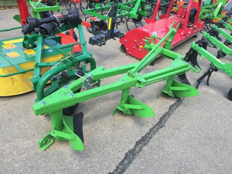 3-jų korpusų plūgas